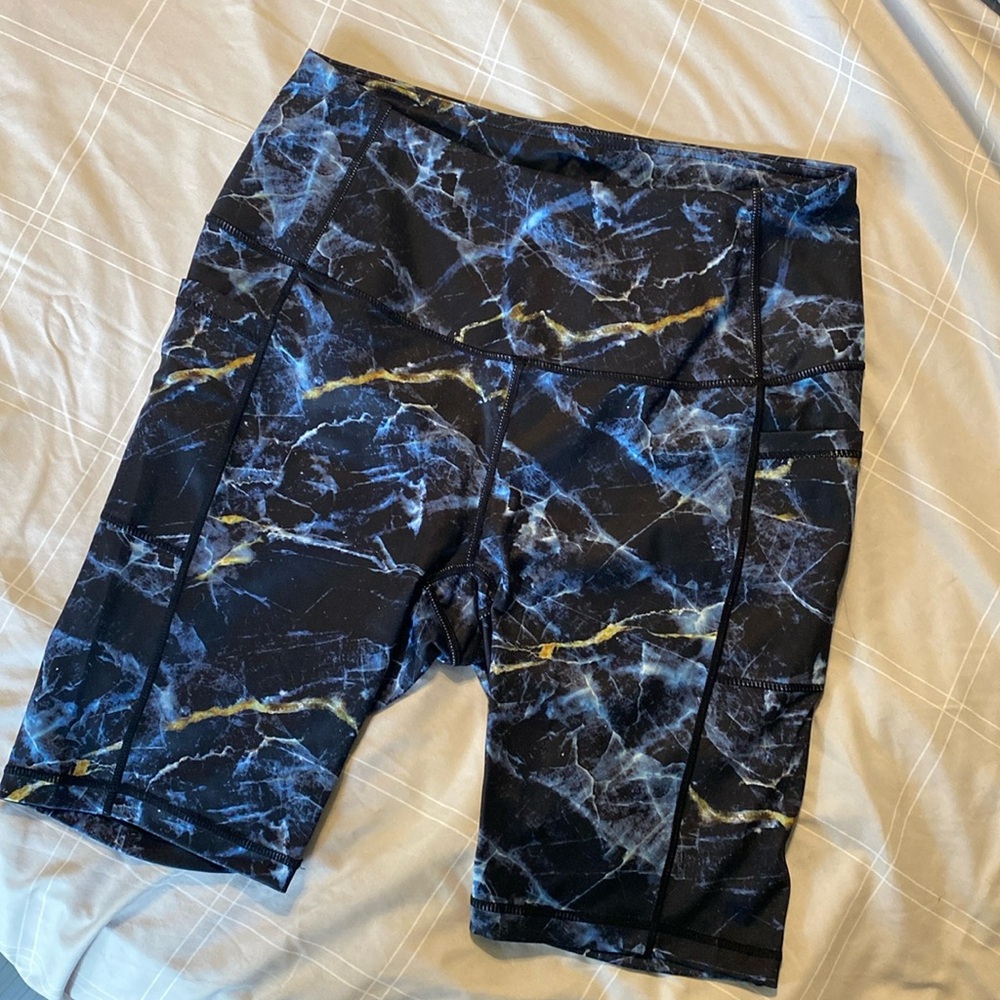 Cool Marble Pattern Athletic Running Shorts with Pockets - Picture 3 of 6